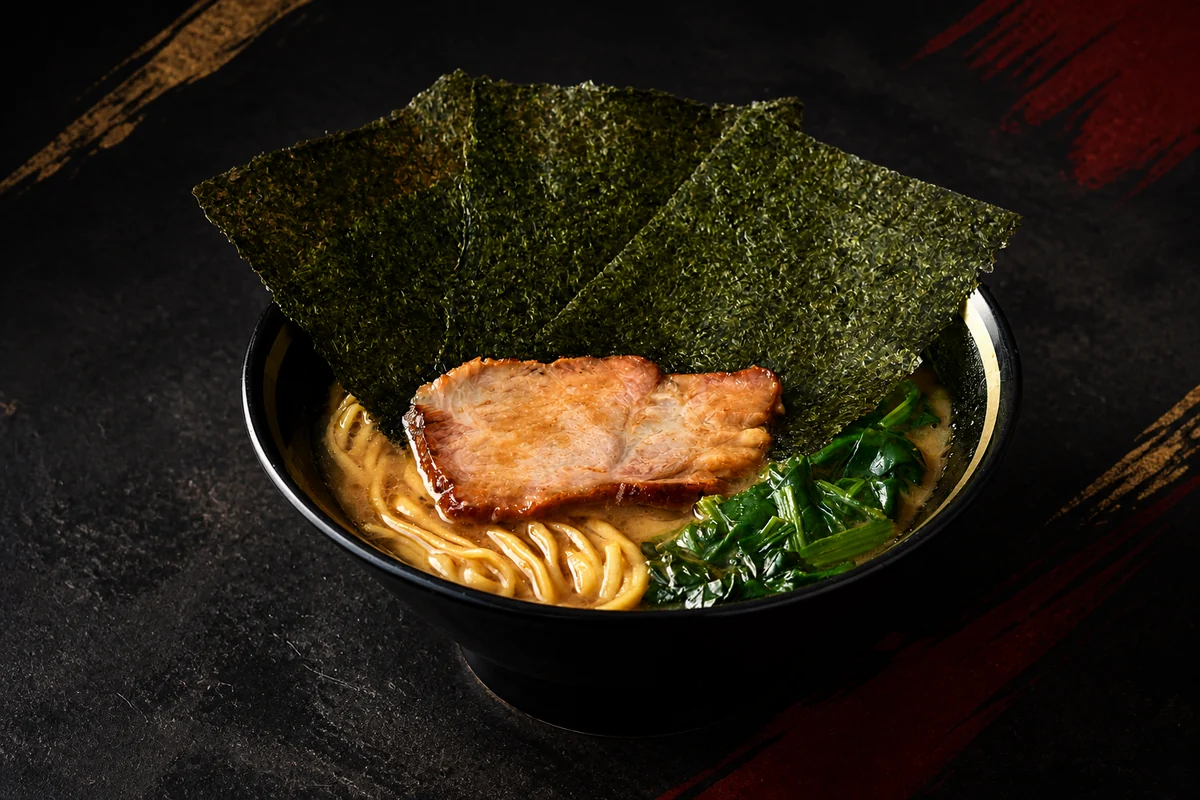 黒地背景の完成したラーメン