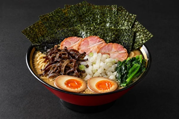 野上家ラーメン：のり8枚、チャーシュー3枚、味玉、玉ねぎ、キクラゲ、ほうれん草