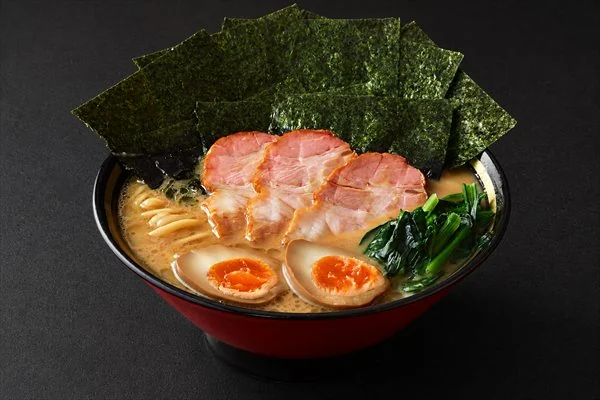 王道乃印ラーメン：チャーシュー3枚、ほうれん草、のり、味玉