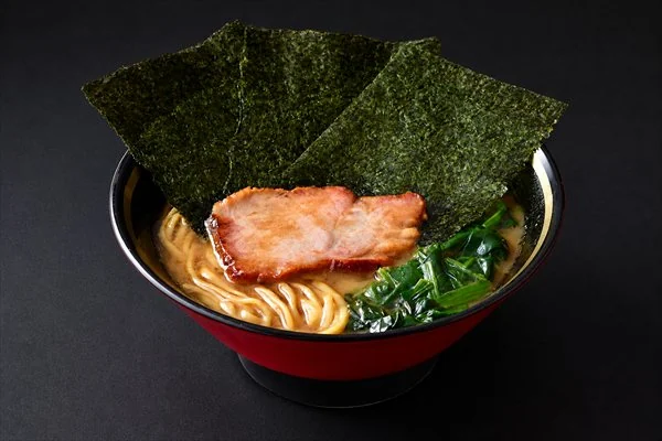 ラーメン：チャーシュー1枚、ほうれん草、のり