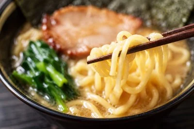 箸で引き上げた麺のアップ