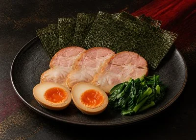 チャーシュー・海苔・ほうれん草・味玉