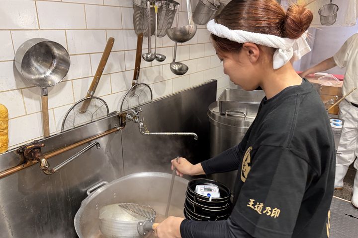 ホール接客 or 調理補助