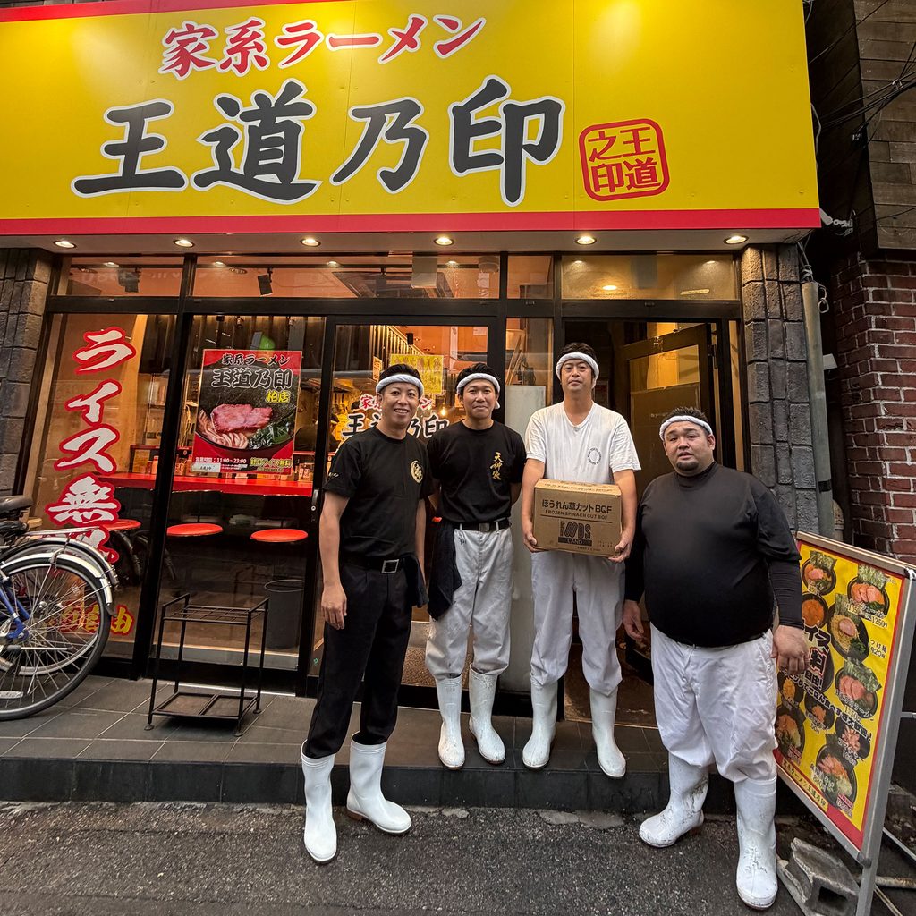 王道乃印 柏店の皆さんと。左から、野上晃一、SVの早川さん、柏店店長の根本さん、沖縄からの修行生・宜保さん。多くの仲間に支えていただきながら、日々修行に励んでいます。